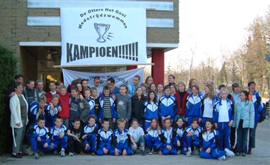 Het team van De Otters Het Gooi, vlak voor het kampioensfeest.